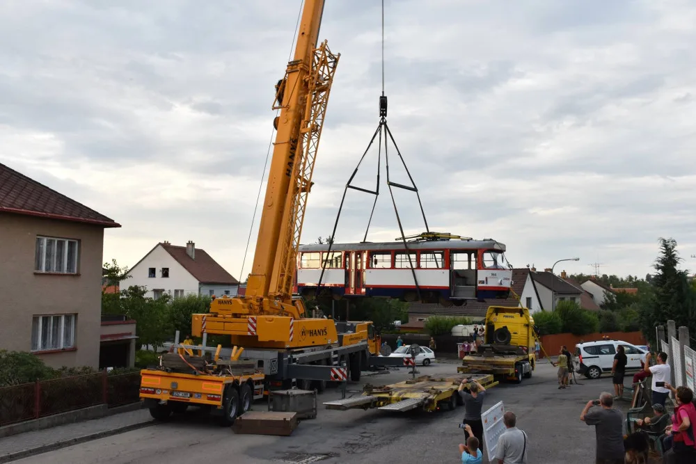 Olomoucká tramvaj zdobí střechu garáže u rodinného domu v Jihlavě.