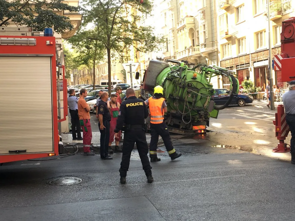 Na Vinohradech se pod čistícím vozem propadla vozovka o dva metry.