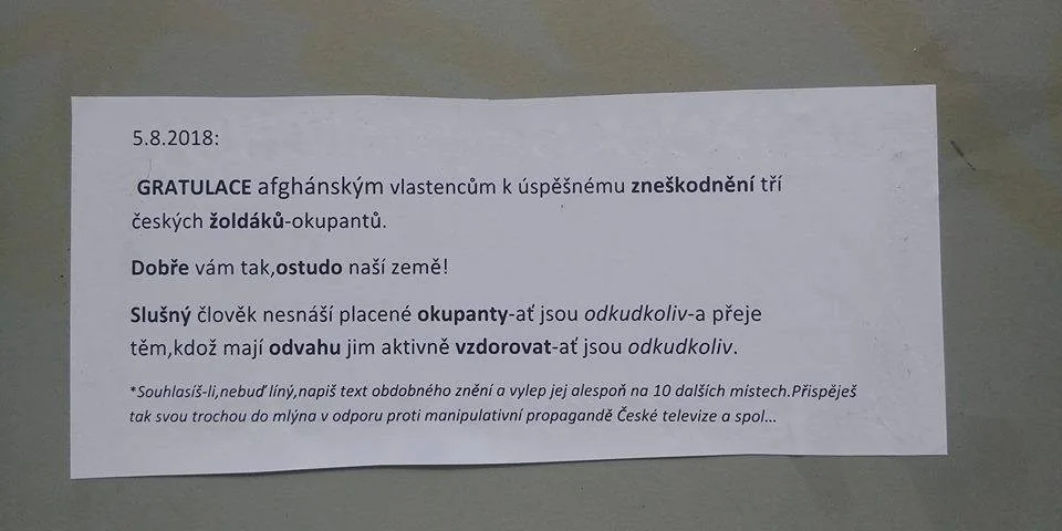 Kriminalisté se zabývají nálepkami chválícími smrt českých vojáků.