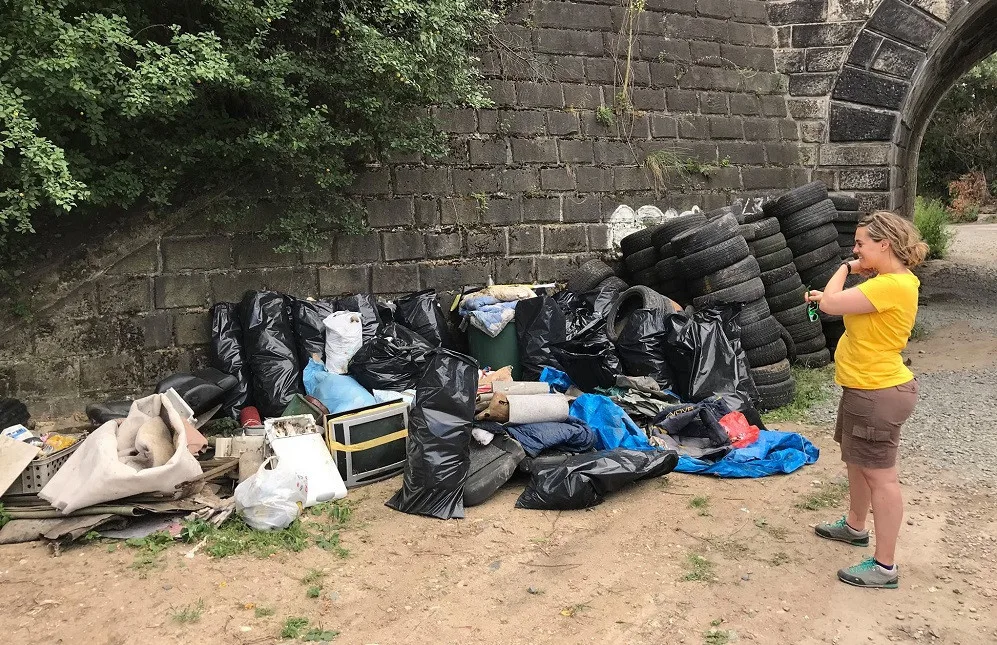 Parta kamarádů čistí ve volném čase Brno od odpadků. Chtějí založit na pravidelnou tradici.