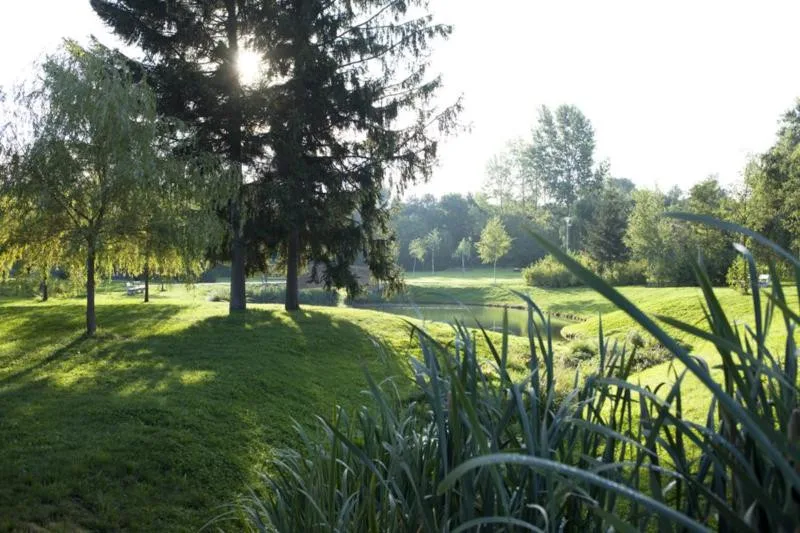 Centrální park na Praze 19.