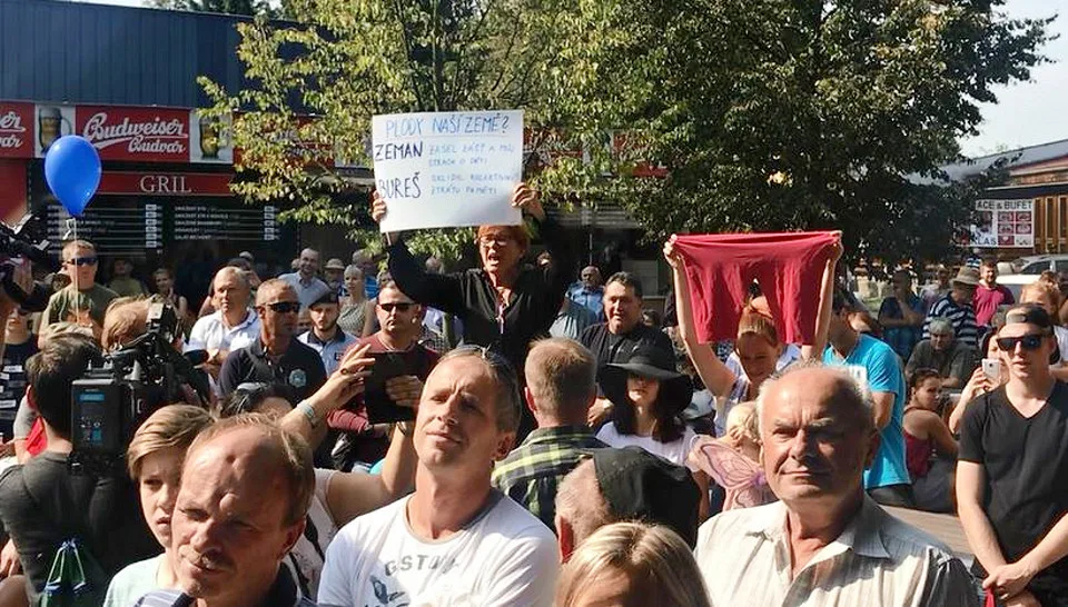 Hanba, křičely ženy na prezidenta při zahájení Země živitelky. Pouštěly Modlitbu pro Martu, držely transparent a velké červené trenýrky.