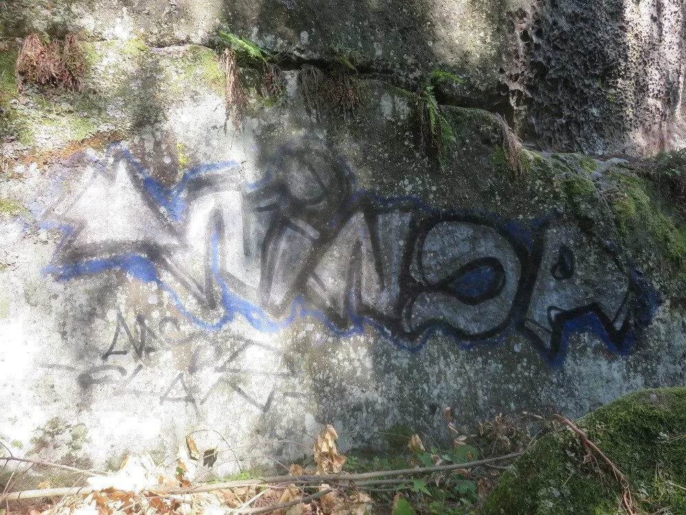 Posprejovaná skála.