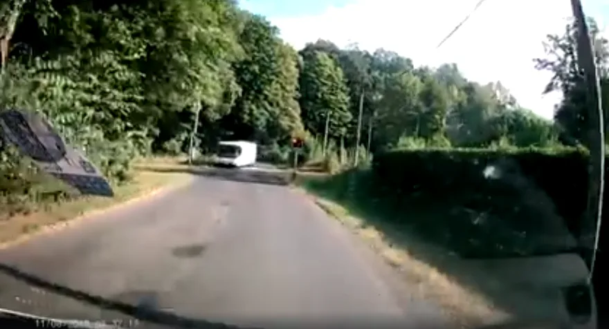 Hazard s lidskými životy. Autobus projel železničním přejezdem na červenou.