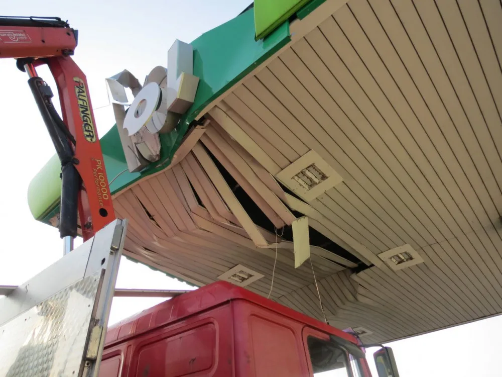 Řidič náklaďáku zapomněl složit hydraulické rameno, promáčkl jím střechu benzínové pumpy.