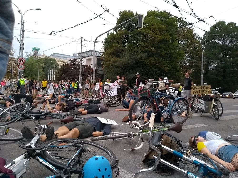 Desítky cyklistů zablokovaly vlastními těly provoz rušné křižovatky v centru Brna.