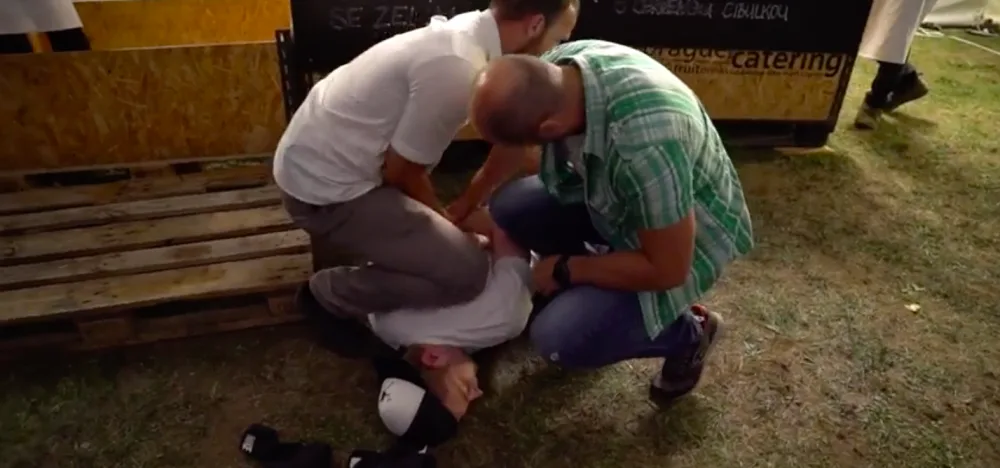 Muž hodil na sousedské večeři po Babišovi vejce, netrefil se.