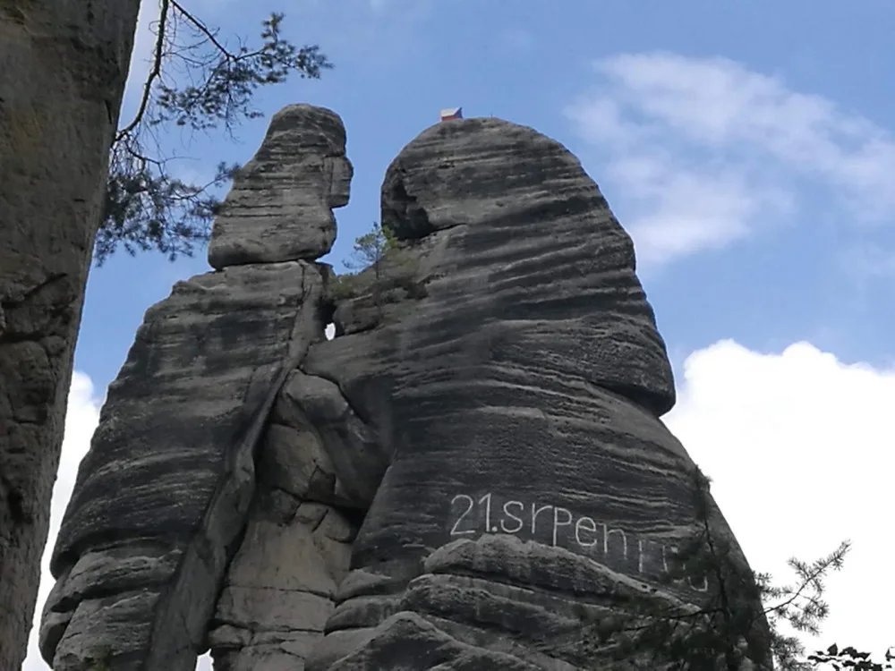 Nápis na skalním útvaru.