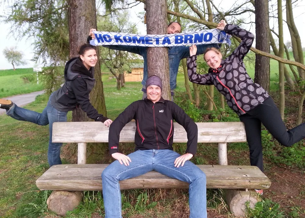 Brněnský rodák a fanoušek Komety jde pěšky z Třince, aby sehnal peníze pro dětský hospic.