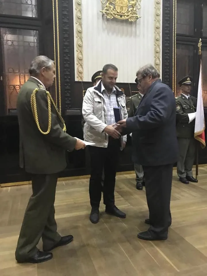 Zdeněk Ondráček přebírá ocenění.