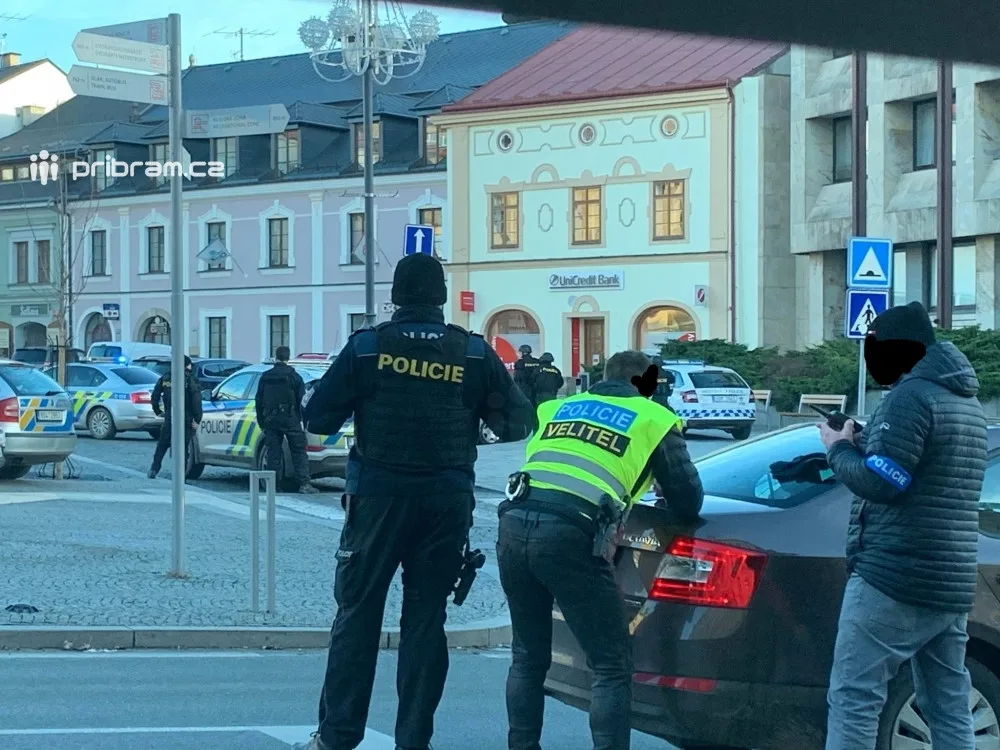 Lupič drží v bance v Příbrami rukojmí, na místě je vyjednavač.