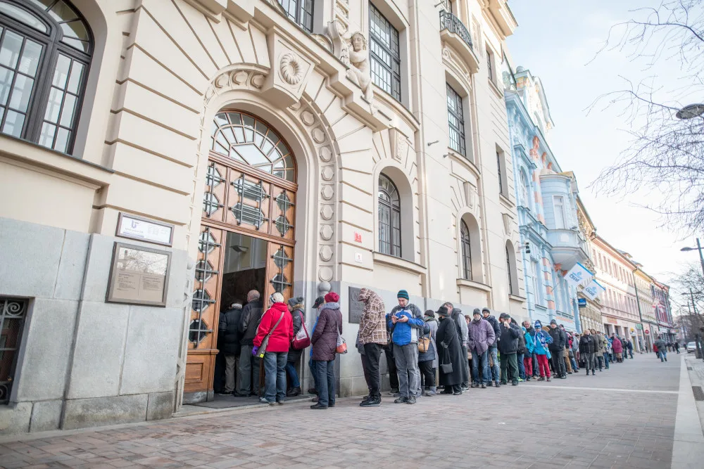 Česká národní banka vydala další sadu výročních dvacetikorun. Na Lannovce lidé stáli dlouhou frontu.