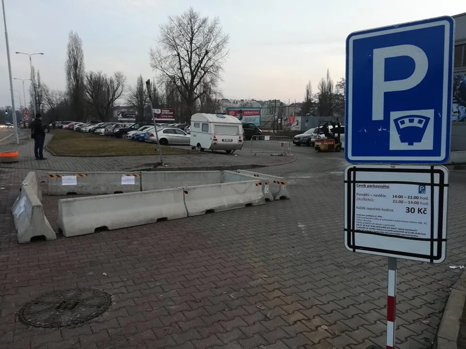 Betonové zátarasy ped hokejovou halou mládeže na Sportovní.