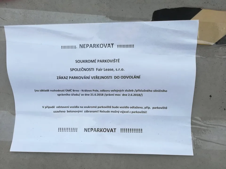 Betonové zátarasy ped hokejovou halou mládeže na Sportovní.