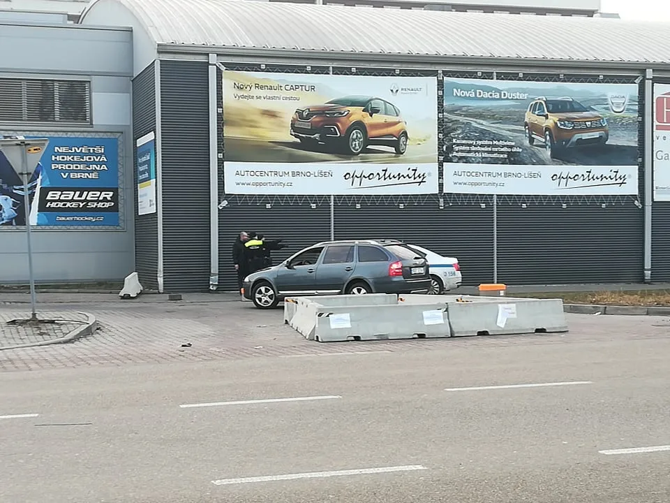 Betonové zátarasy ped hokejovou halou mládeže na Sportovní.