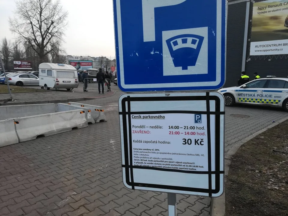 Betonové zátarasy ped hokejovou halou mládeže na Sportovní.