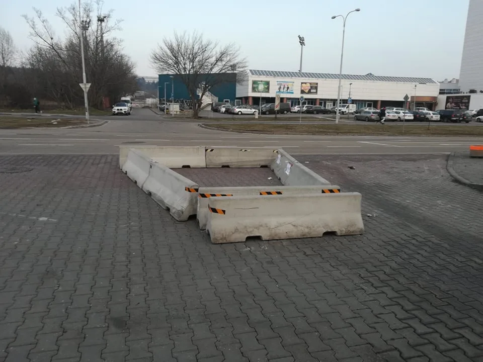 Betonové zátarasy ped hokejovou halou mládeže na Sportovní.