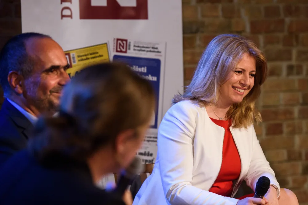 Slováci rozhodnou, zda novým prezidentem bude Čaputová či Šefčovič.