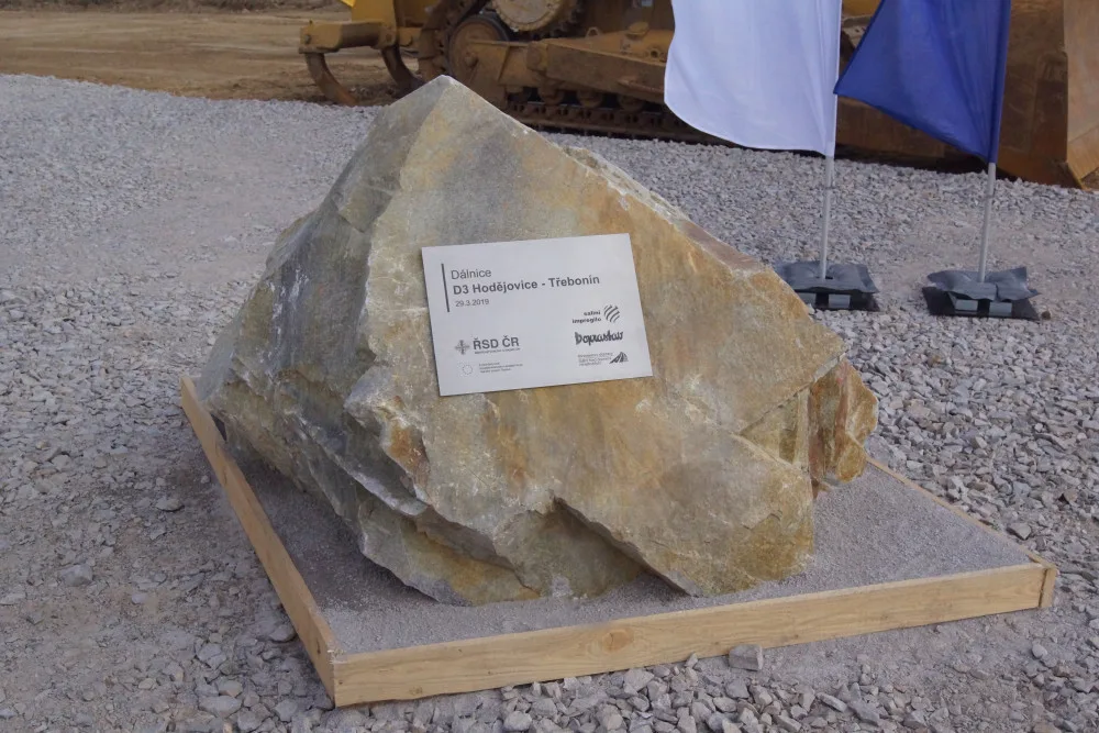 Slavnostním poklepáním dnes začala stavba obchvatu Budějc. O zpoplatnění bude ministerstvo jednat.