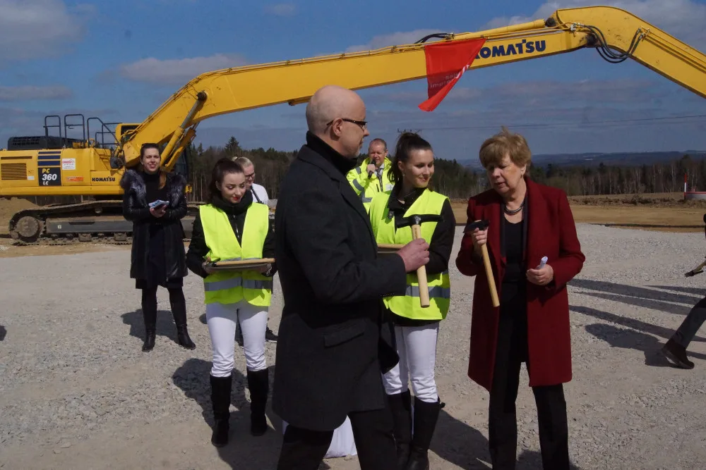 Slavnostním poklepáním dnes začala stavba obchvatu Budějc. O zpoplatnění bude ministerstvo jednat.