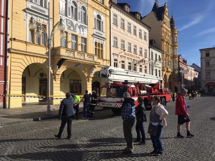 Z jedné budovy na budějckém náměstí upadl obří kus omítky. Nikoho naštěstí nezranil.