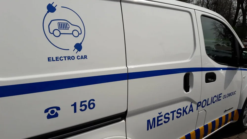 Olomoučtí strážníci budou jezdit novými elektromobily.