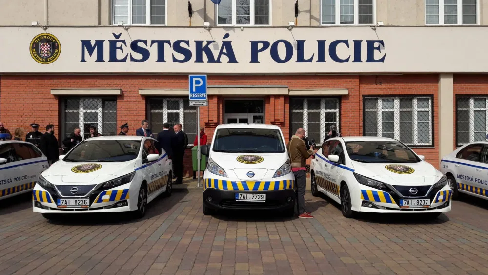 Olomoučtí strážníci budou jezdit novými elektromobily.