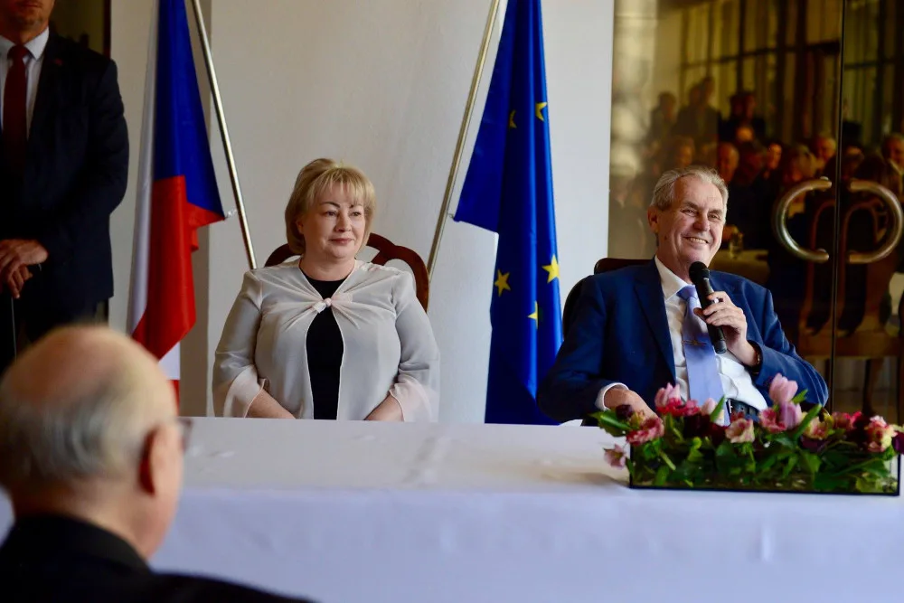Rakouská média si povšimla sporných momentů Zemanovy návštěvy.