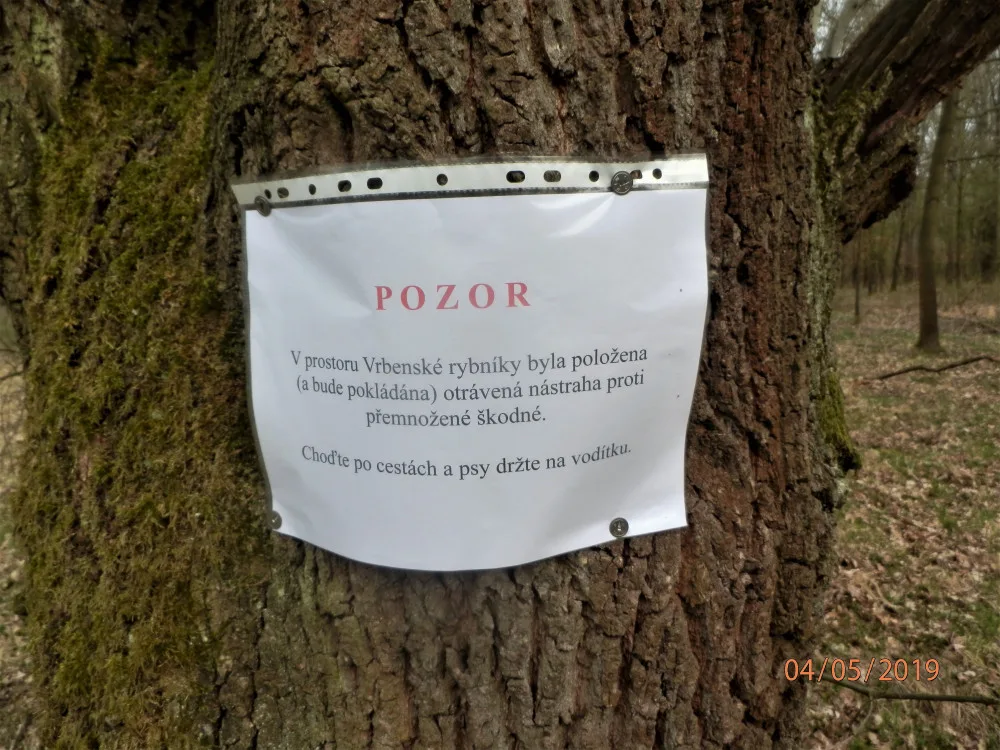 Cedule u Vrbenských rybníků.