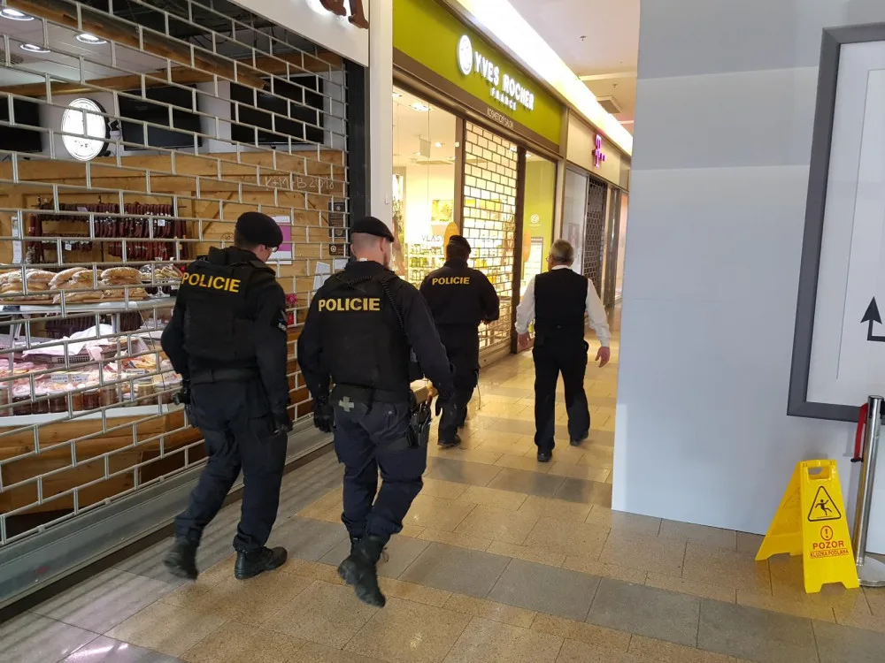 U Fora zasahují kvůli údajné bombě hasiči i policisté.