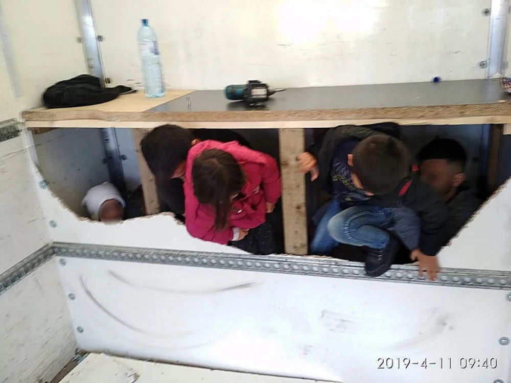 Cizinec, který převážel 13 migrantů včetně dětí, skončil ve vazbě. Běženci pochází z Íránu.