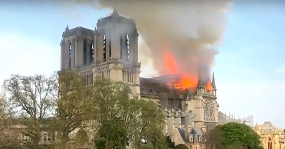 Katedrála Notre-Dame hoří, přišla o střechu i věž