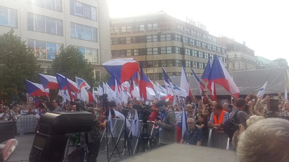 Nadávky a zásah policie. V centru Prahy se sešli příznivci SPD i jejich odpůrci