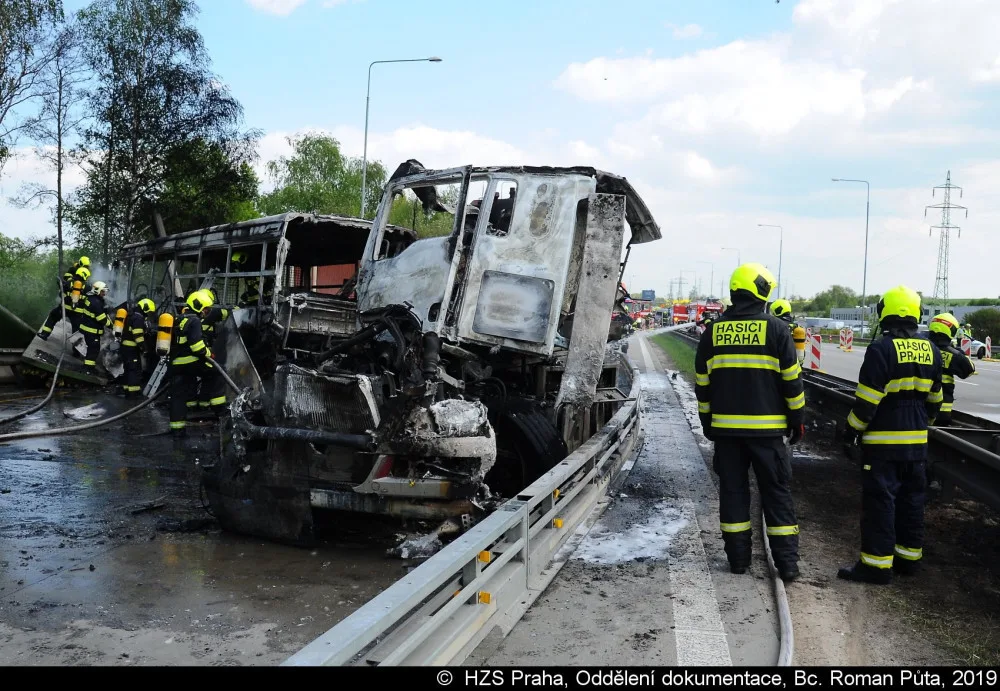 Na Pražském okruhu se dnes srazil kamion převážející tanky s autobusem.