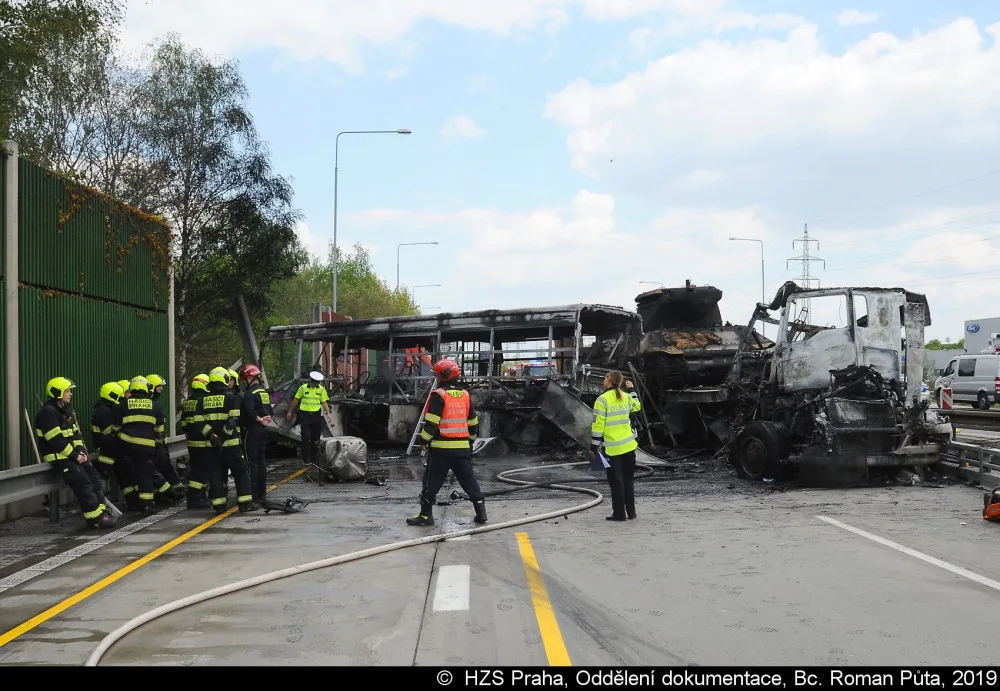 Na Pražském okruhu se dnes srazil kamion převážející tanky s autobusem.