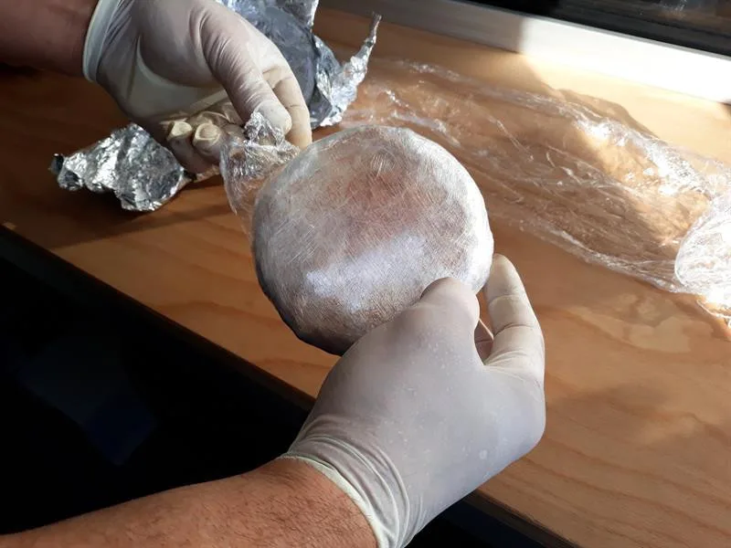 Celníci zastavili na dálnici D3 osobák, našli v něm skoro kilo a půl heroinu.