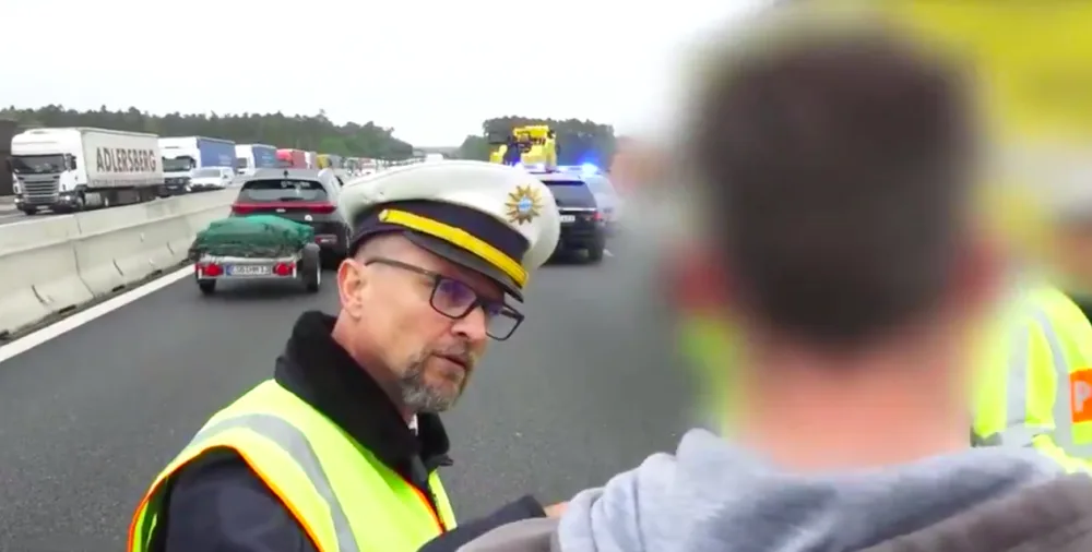 Chcete vidět mrtvé lidi? Vyfotit si je? Německý policista vyškolil českého řidiče.