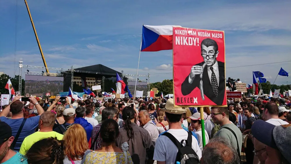 Na Letné podle organizátorů demonstruje čtvrt milionu lidí