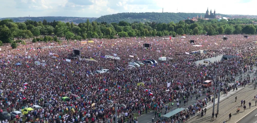 Demonstrace na Letné.