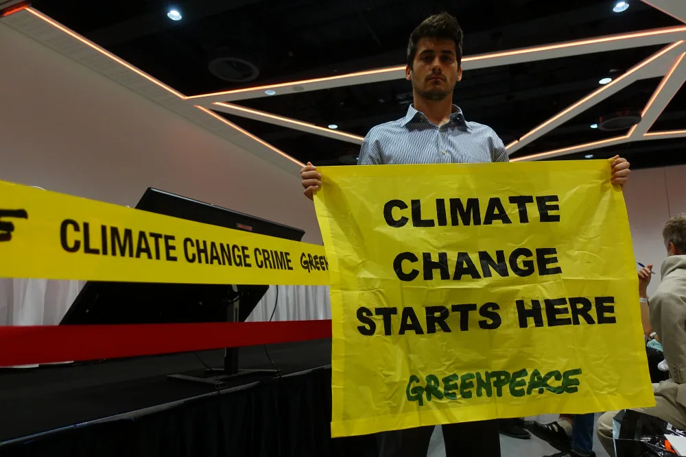 Greenpeace vtrhlo na valnou hromadu ČEZ. Jedna z aktivistek přišla v převleku za uhlí.