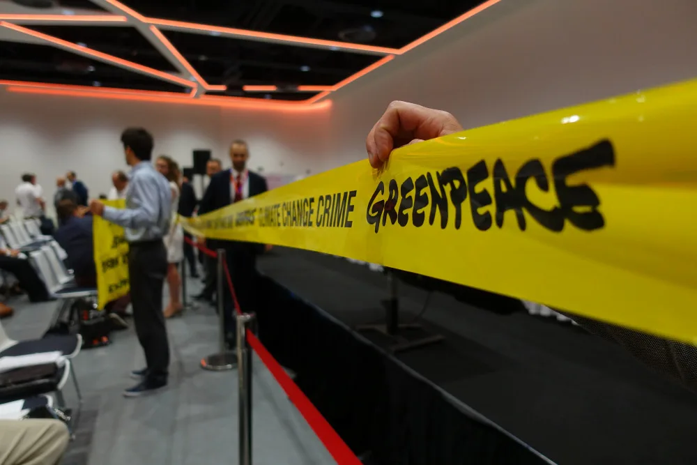 Greenpeace vtrhlo na valnou hromadu ČEZ. Jedna z aktivistek přišla v převleku za uhlí.