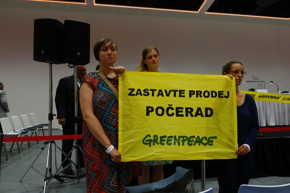 Greenpeace vtrhlo na valnou hromadu ČEZ. Jedna z aktivistek přišla v převleku za uhlí.