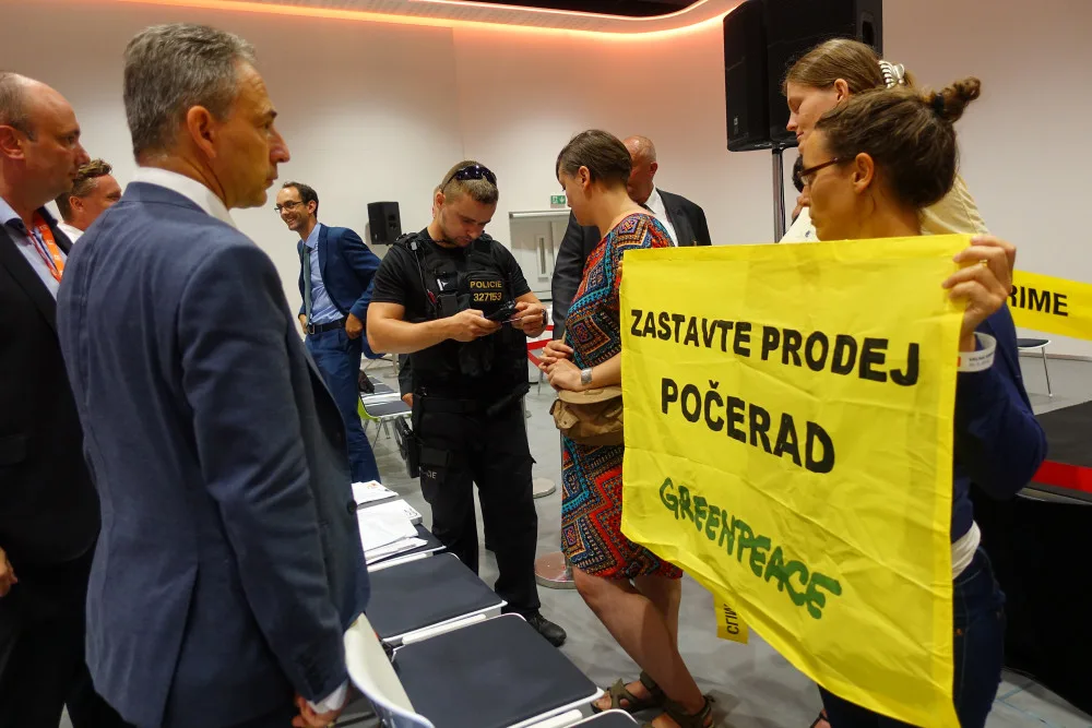 Greenpeace vtrhlo na valnou hromadu ČEZ. Jedna z aktivistek přišla v převleku za uhlí.