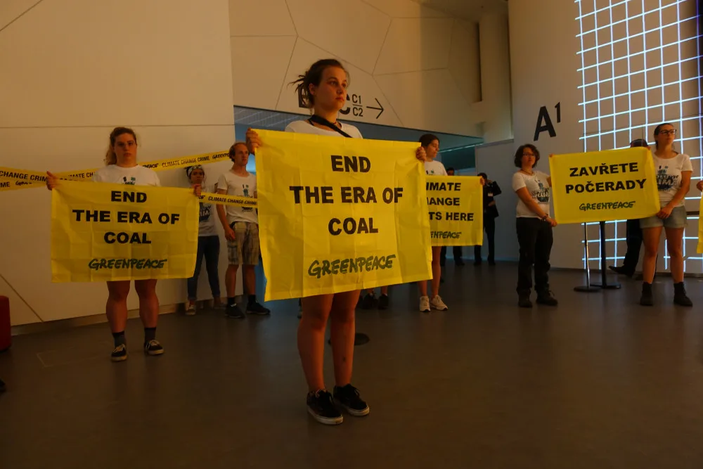 Greenpeace vtrhlo na valnou hromadu ČEZ. Jedna z aktivistek přišla v převleku za uhlí.
