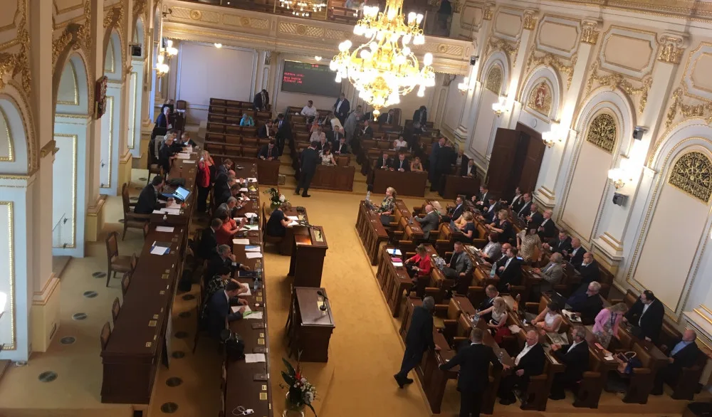 Babišova vláda po 17 hodinách jednání ustála hlasování o nedůvěře