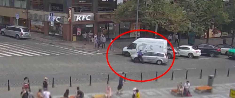 Řidič v Praze vezl na kapotě strážníka, když ujížděl od přestupku.