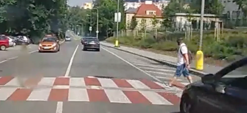 Sanitka mířila k vážnému případu, chodec se sluchátky ji asi ani nezaregistroval.
