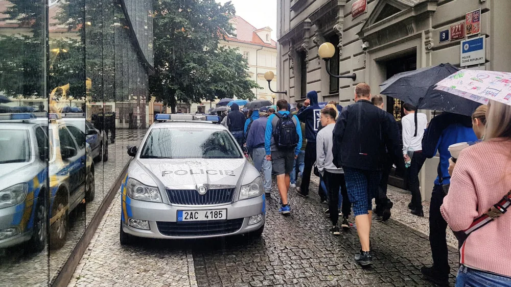 Fronty na eurobankovku s Karlem Gottem v Praze