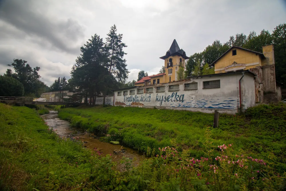 Ve Vratislavické kyselce začíná rekonstrukce. Minerálka se bude stáčet nejdřív za tři roky.
