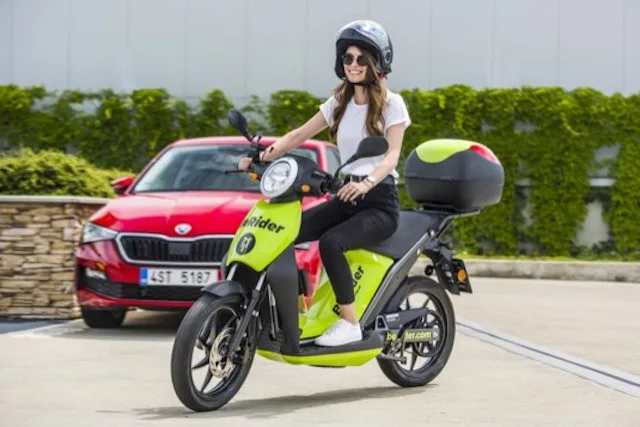 Škoda spustí v Praze službu sdílených elektrických skútrů.